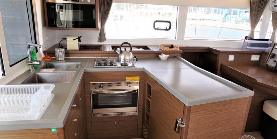 Lagoon 450 SporTop