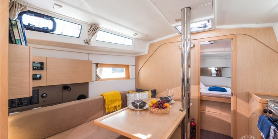 Beneteau Oceanis 38