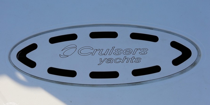 Cruisers Yachts 520 Sports Coupe