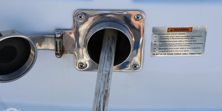 Cruisers Yachts 520 Sports Coupe