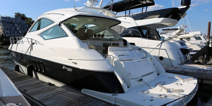 Cruisers Yachts 520 Sports Coupe