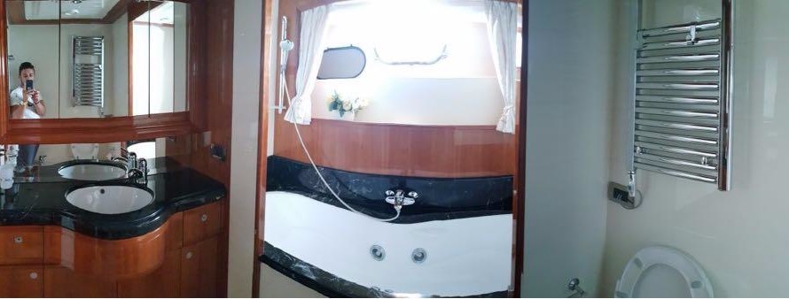 Ferretti Custom Line 112