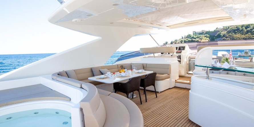 Ferretti Custom Line 112