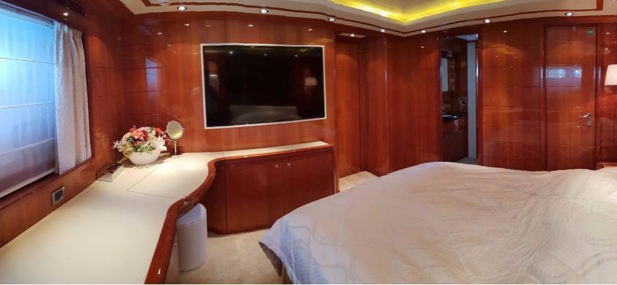 Ferretti Custom Line 112